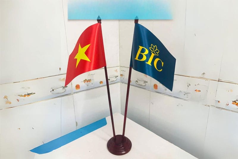 TOP 10 mẫu cờ để bàn làm việc đẹp và phổ biến hiện nay
