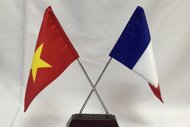 TOP 10 mẫu cờ để bàn làm việc đẹp và phổ biến hiện nay