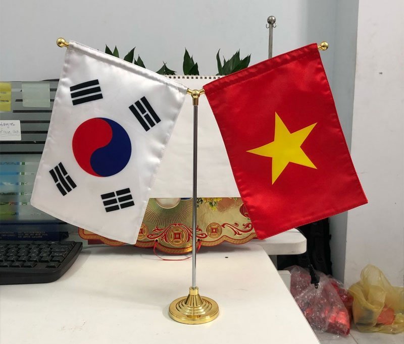 Cờ để bàn các nước: ý nghĩa, mẫu phổ biến và cách sử dụng
