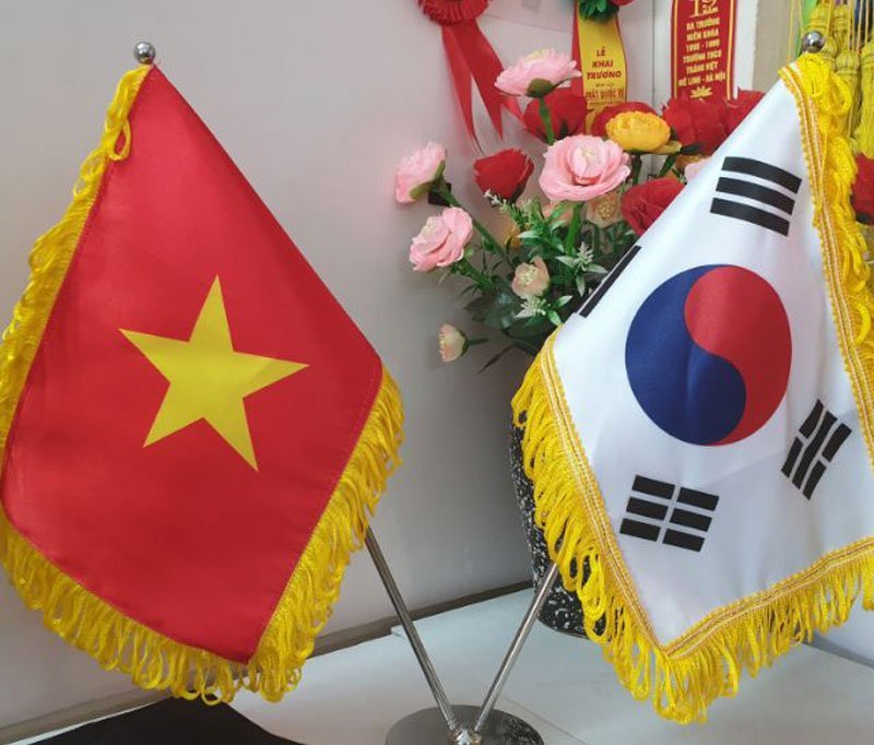 Cờ để bàn các nước: ý nghĩa, mẫu phổ biến và cách sử dụng