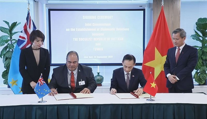 Cờ để bàn các nước: ý nghĩa, mẫu phổ biến và cách sử dụng