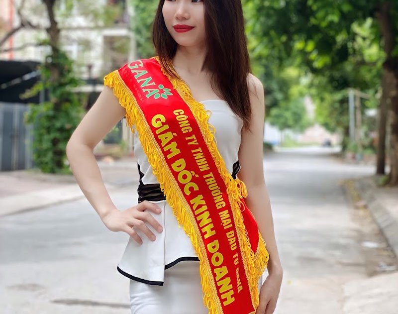 Sash hoa hậu là gì? 10 mẫu băng rôn đeo chéo hoa hậu đẹp