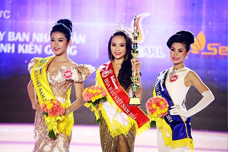 Sash hoa hậu là gì? 10 mẫu băng rôn đeo chéo hoa hậu đẹp