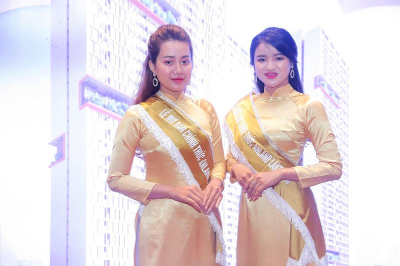 Sash hoa hậu là gì? 10 mẫu băng rôn đeo chéo hoa hậu đẹp