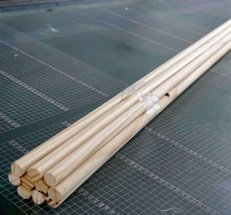 Cán cờ cầm tay bằng gỗ.