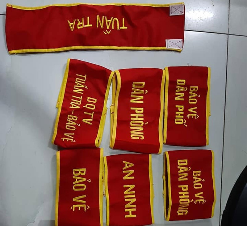 Băng đeo tay dân quân tự vệ là gì? Đặc điểm và cách sử dụng 2 Một số mẫu băng đeo tay dân quân tự vệ sử dụng nền vải màu đỏ, viền vàng
