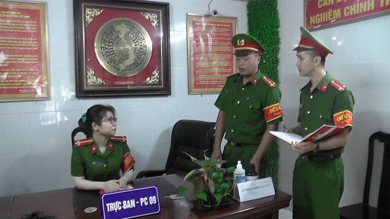 Băng đeo tay trực ban là gì? Đặc điểm và cách sử dụng 4 Cách đeo băng trực ban đúng cách