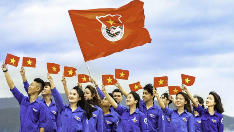 Cờ Đoàn có hình chữ nhật, chiều rộng bằng 2/3 chiều dài.