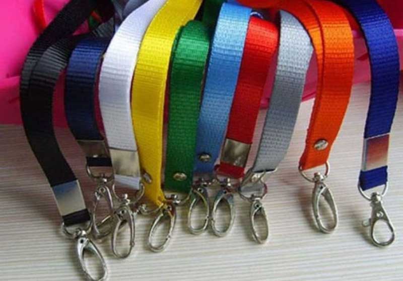Lanyard là gì? Các loại dây đeo thẻ và ứng dụng phổ biến 5 Phân loại theo phụ kiện đi kèm