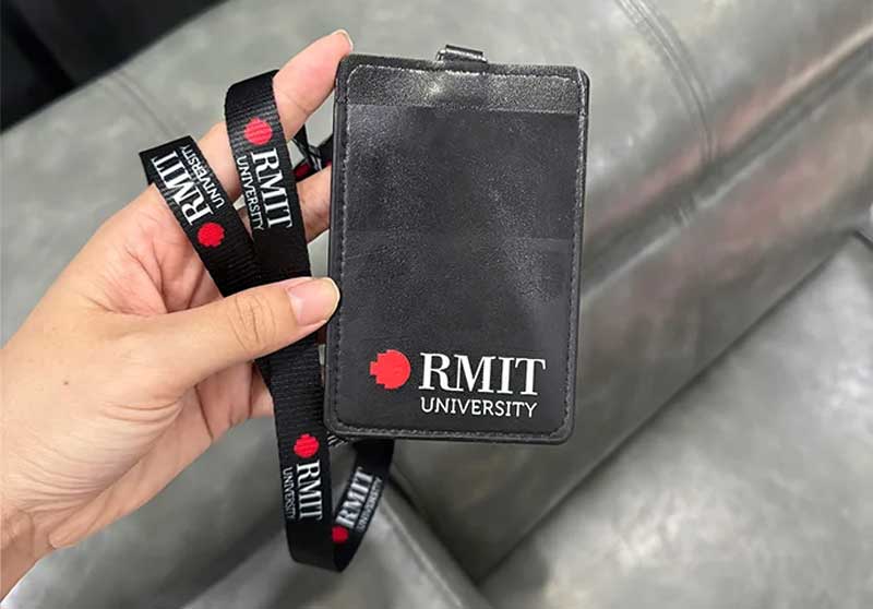 Lanyard là gì? Các loại dây đeo thẻ và ứng dụng phổ biến 7 Sử dụng tại trường học và bệnh viện
